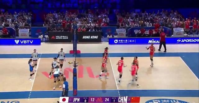 中国女排对阵电竞国家队展开拉锯大战，最终险胜对手